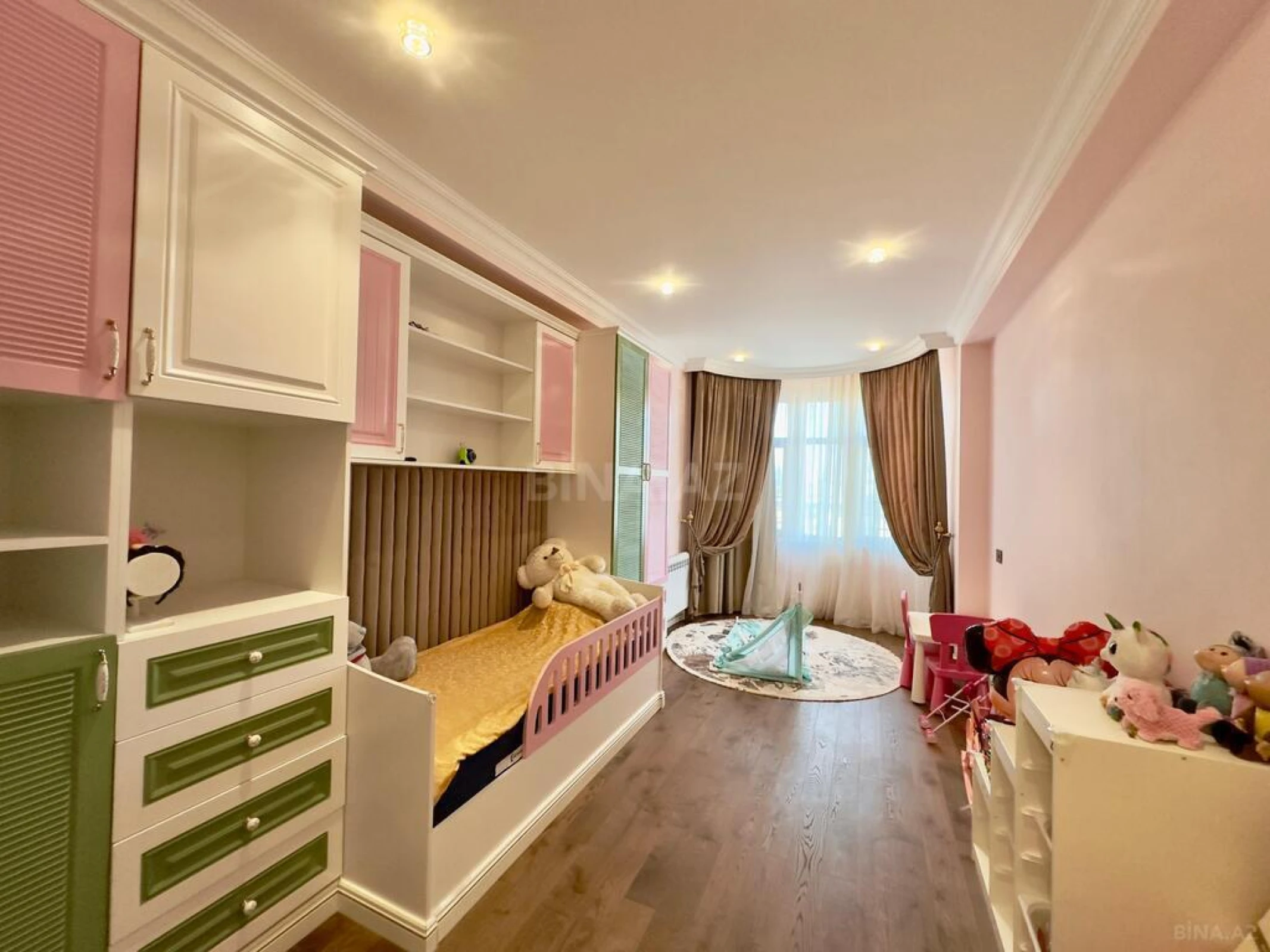 Satılır 4 otaqlı mənzil 155 m²
