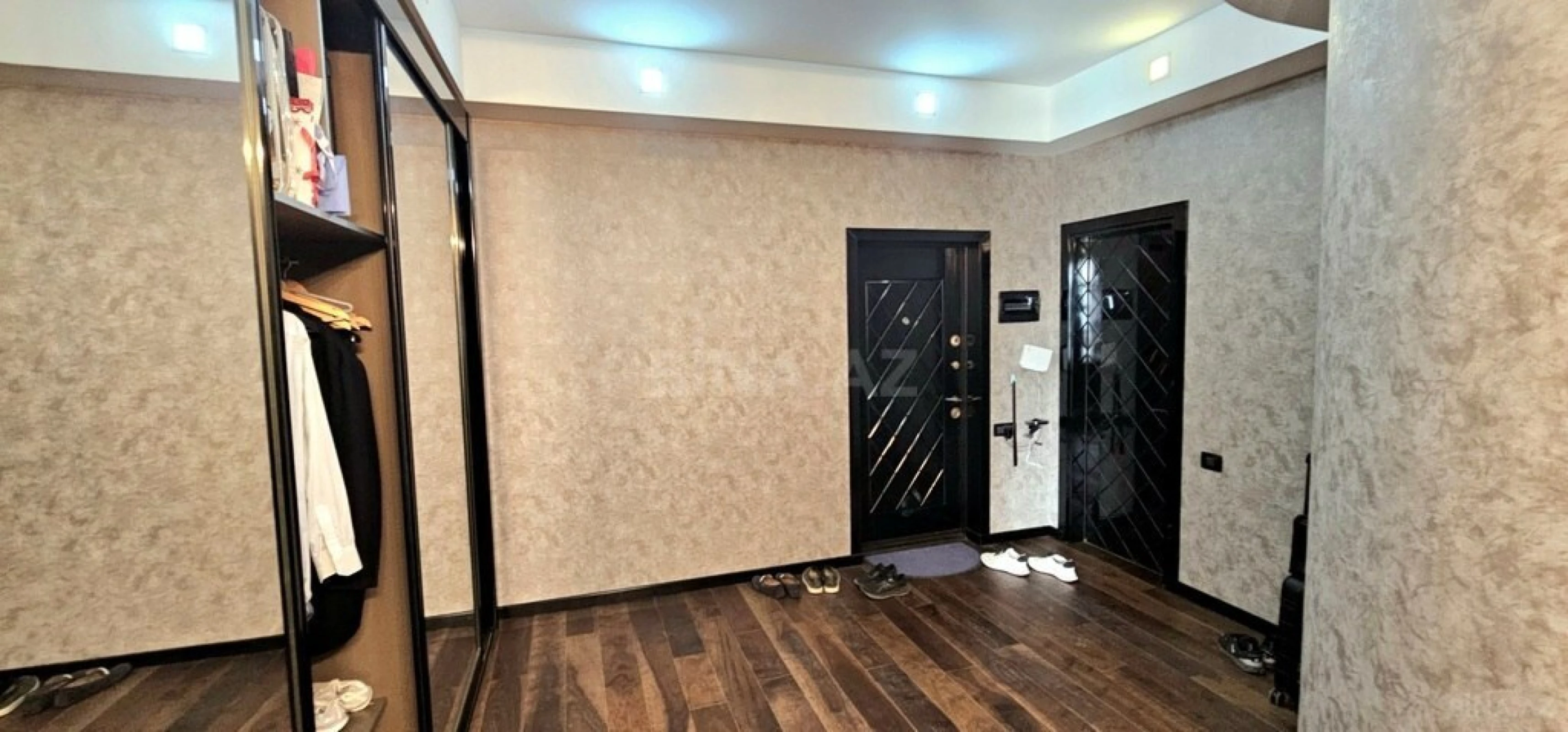 Satılır 3 otaqlı mənzil 136 m²