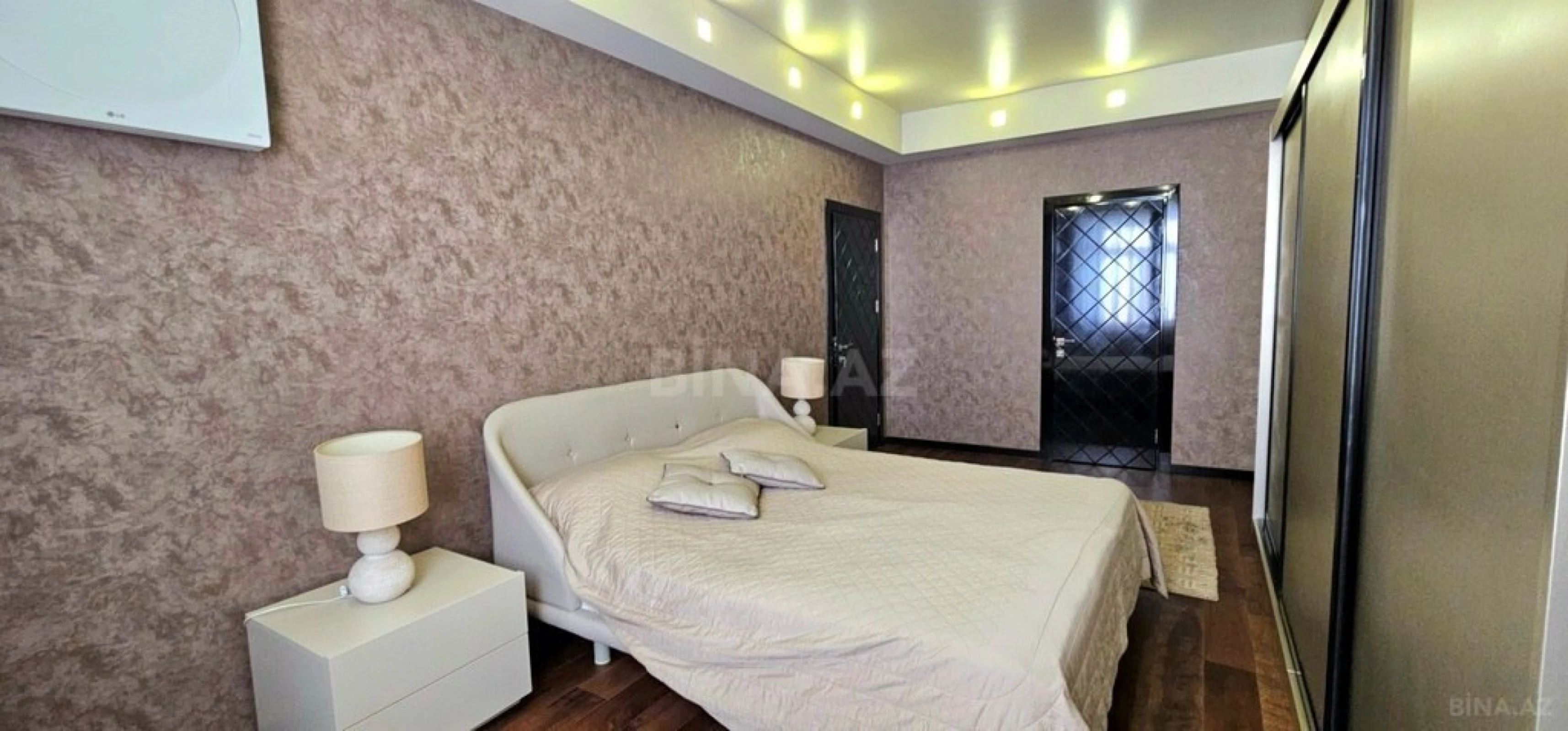 Satılır 3 otaqlı mənzil 136 m²