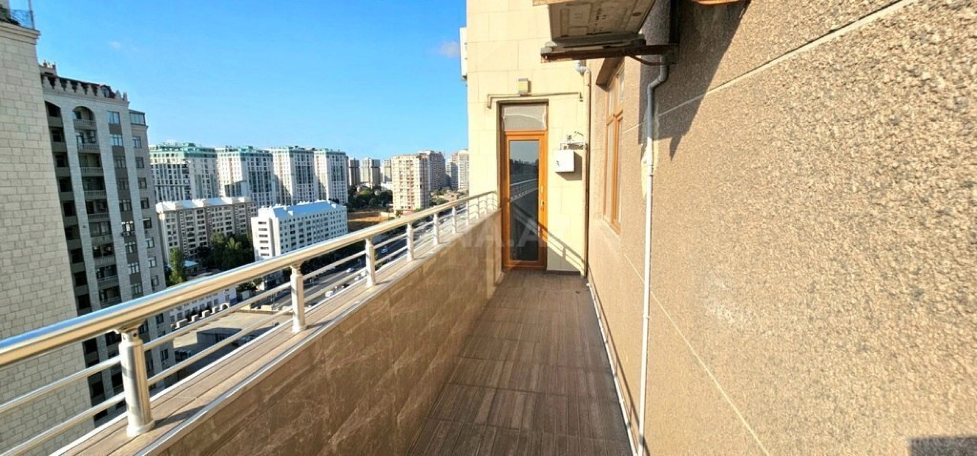 Satılır 3 otaqlı mənzil 136 m²