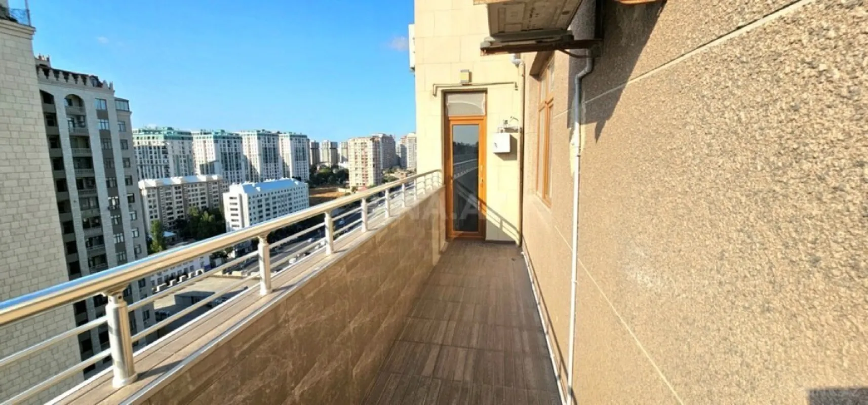 Satılır 3 otaqlı mənzil 136 m²