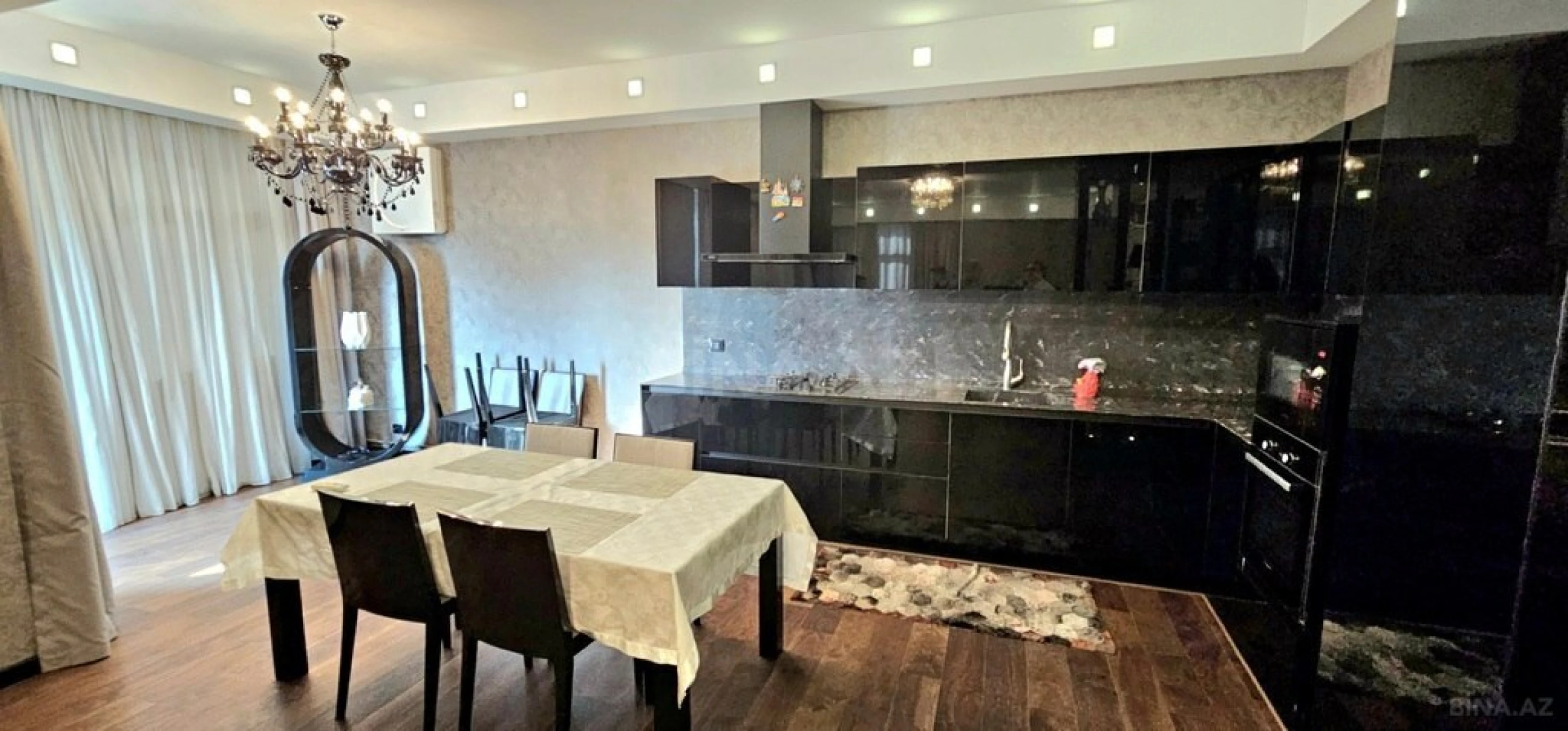 Satılır 3 otaqlı mənzil 136 m²