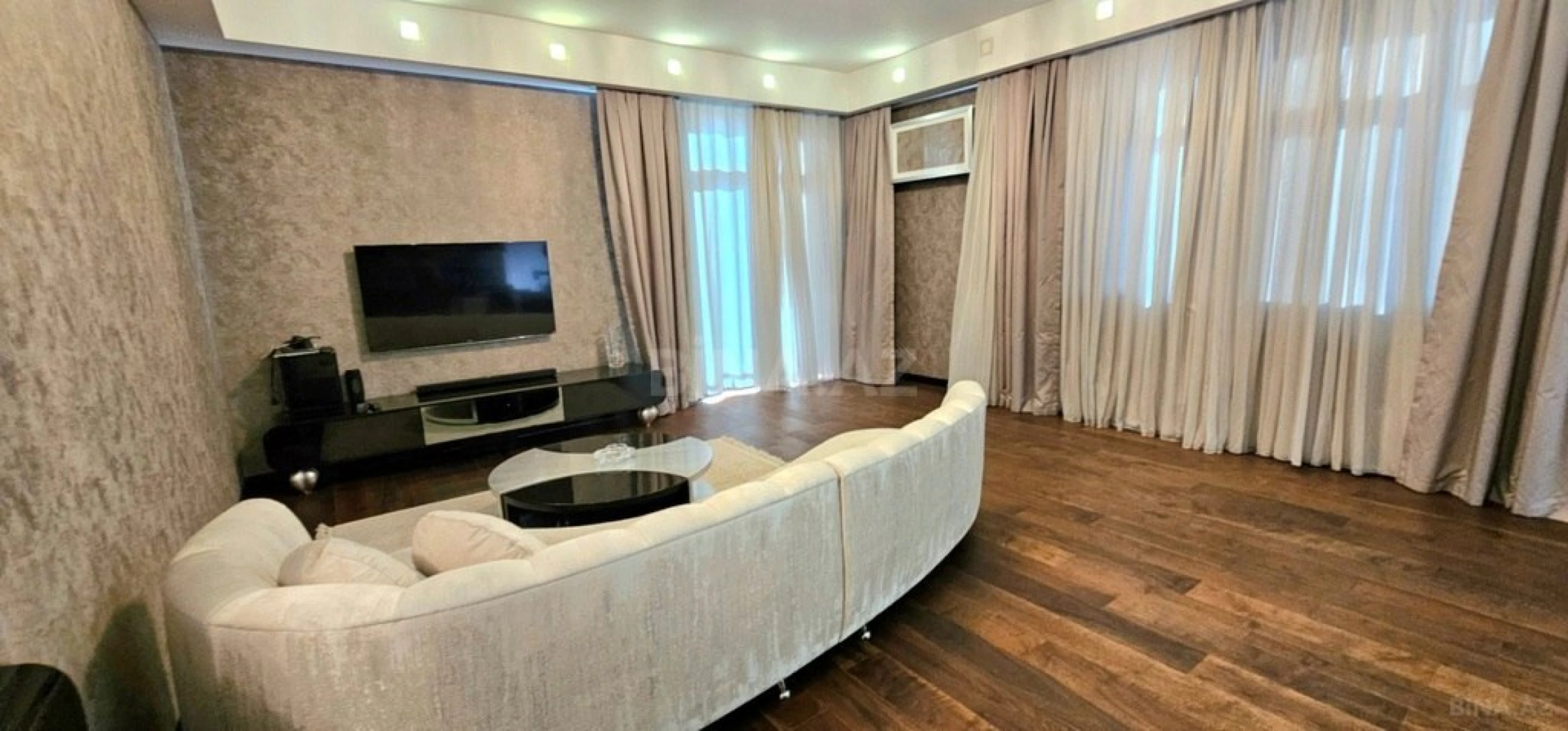 Satılır 3 otaqlı mənzil 136 m²
