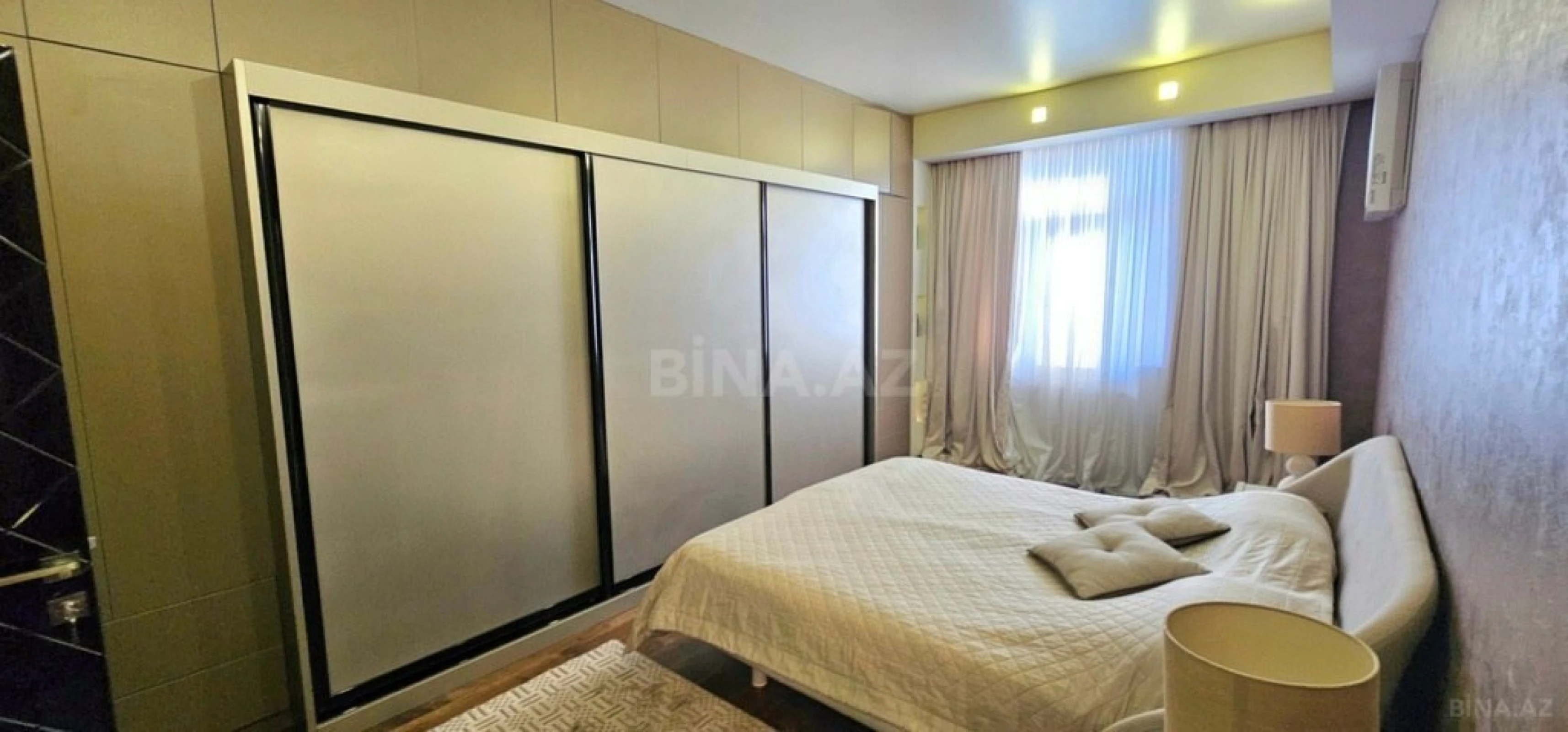 Satılır 3 otaqlı mənzil 136 m²