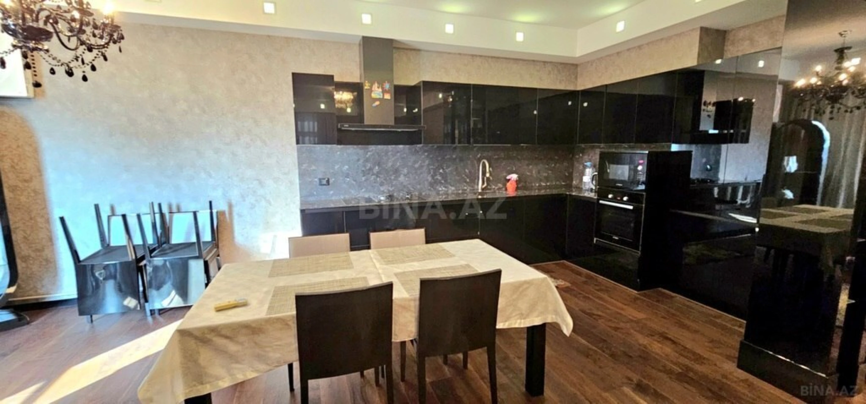 Satılır 3 otaqlı mənzil 136 m²