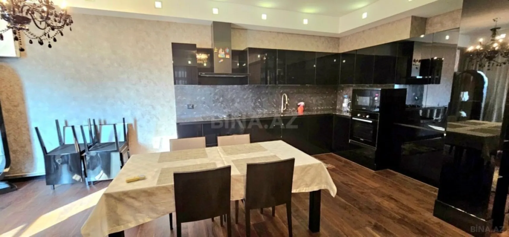 Satılır 3 otaqlı mənzil 136 m²