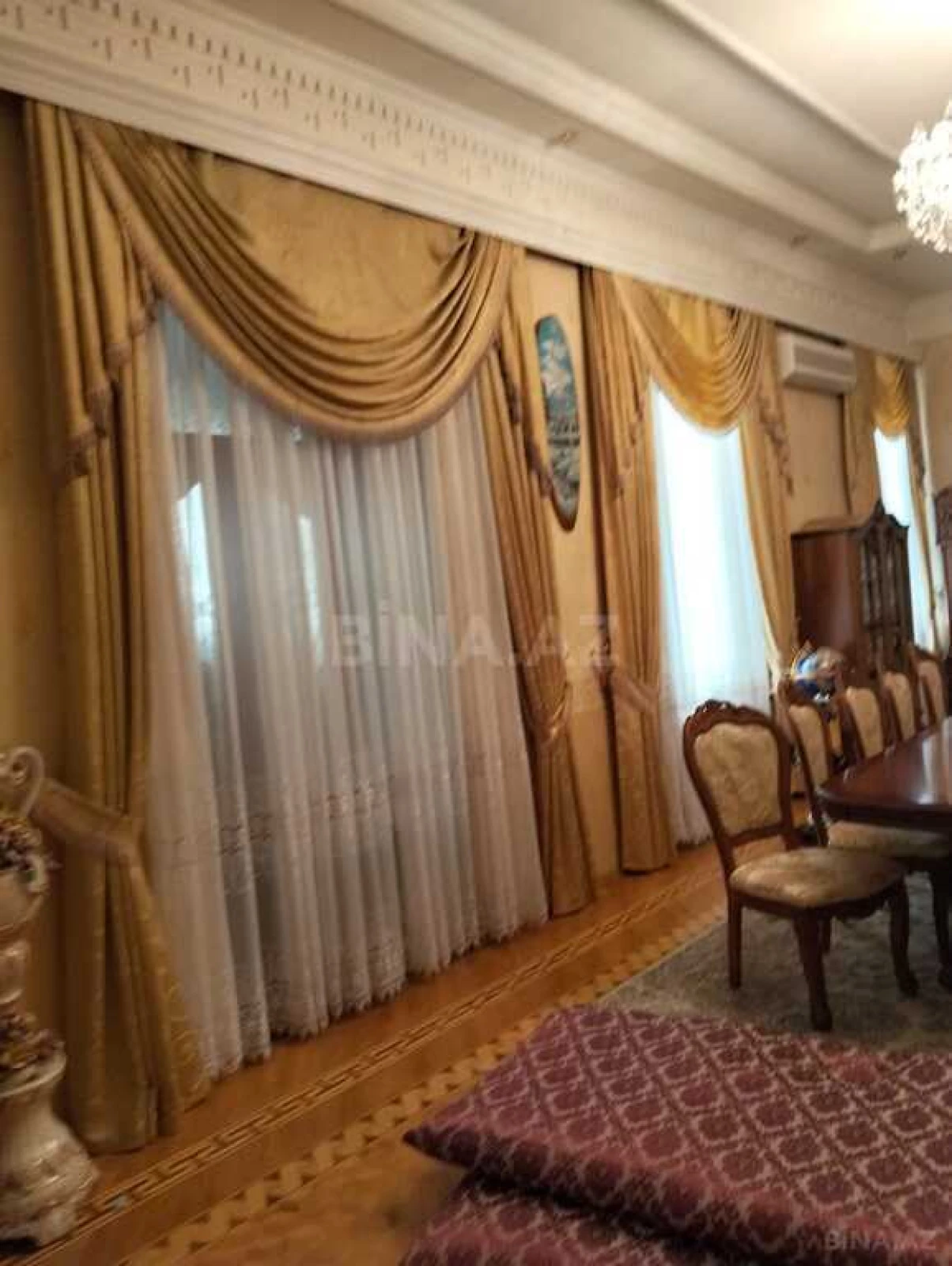 Satılır 8 otaqlı mənzil 250 m²