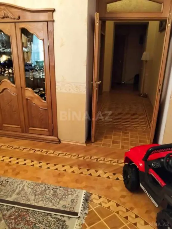 Satılır 8 otaqlı mənzil 250 m²