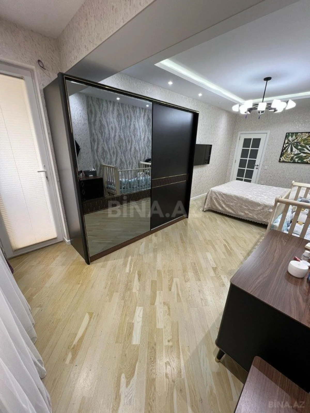 Satılır 4 otaqlı mənzil 156 m²