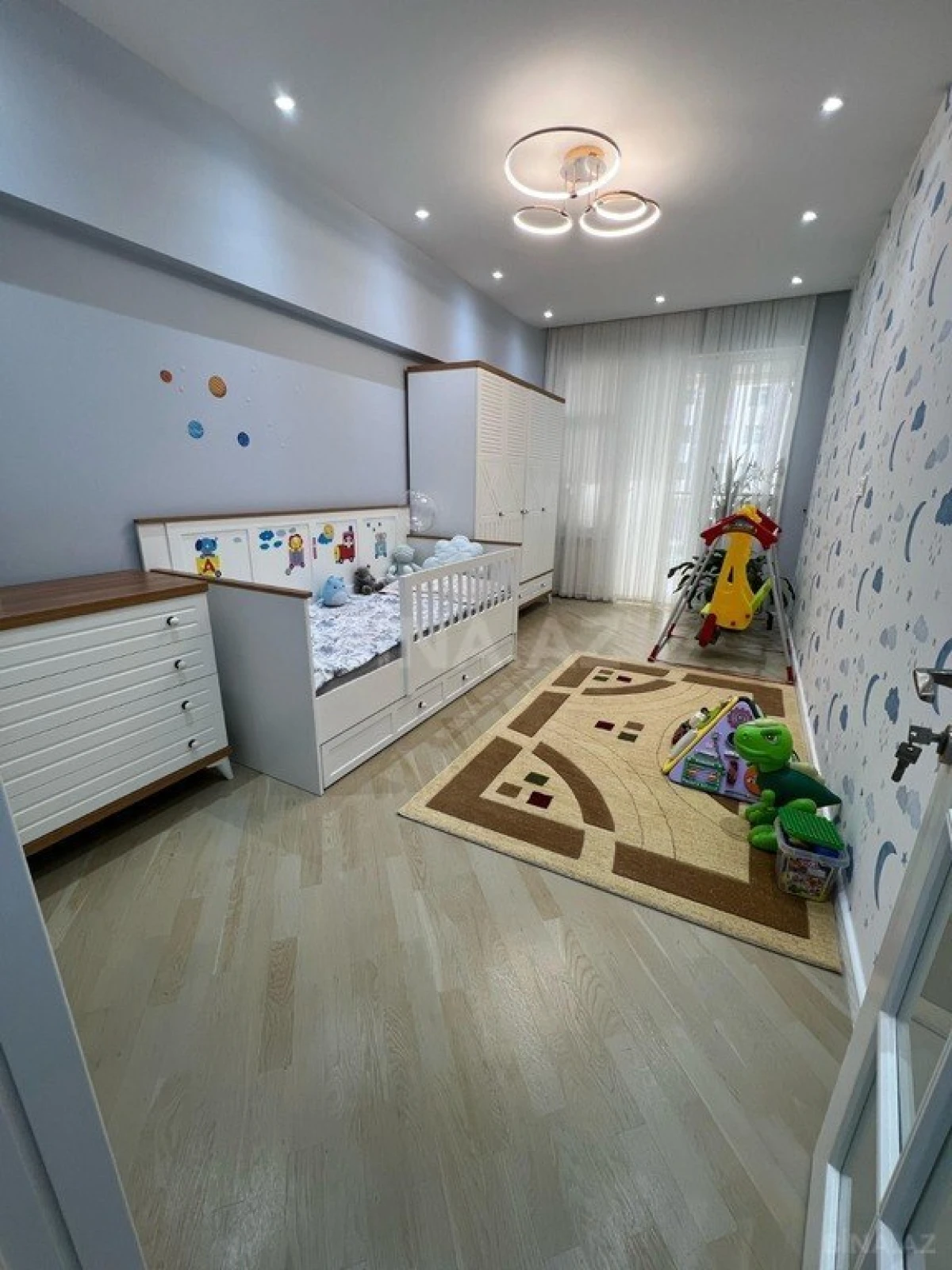 Satılır 4 otaqlı mənzil 156 m²