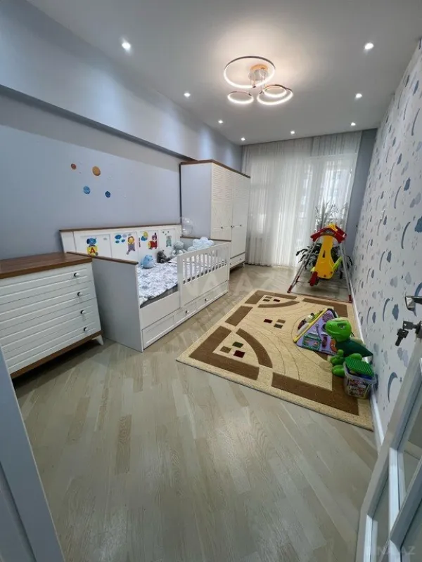 Satılır 4 otaqlı mənzil 156 m²