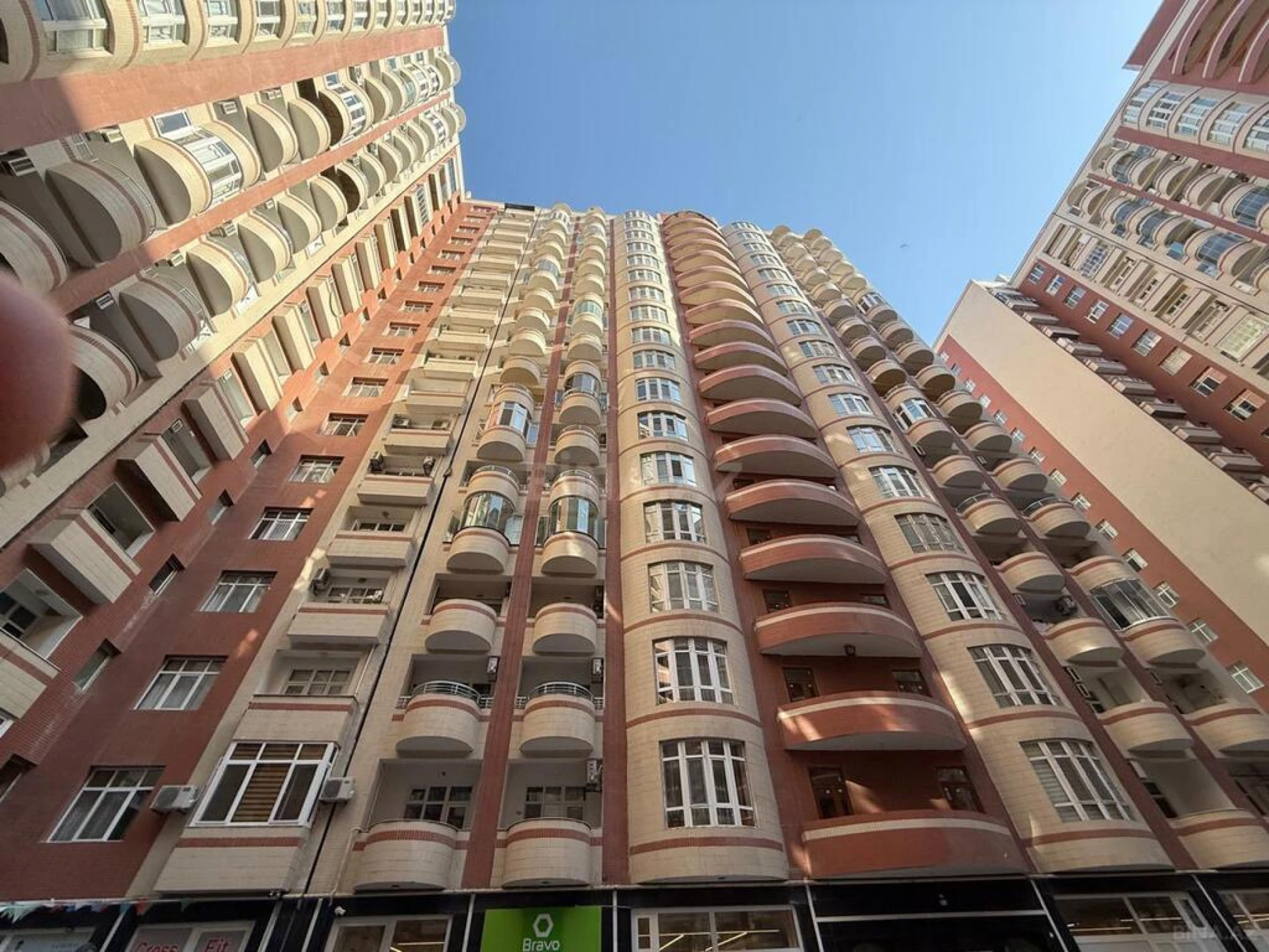 Satılır 4 otaqlı mənzil 140 m²