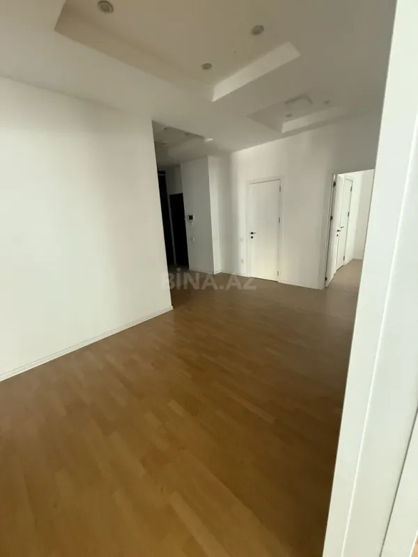 Satılır 4 otaqlı mənzil 213 m²