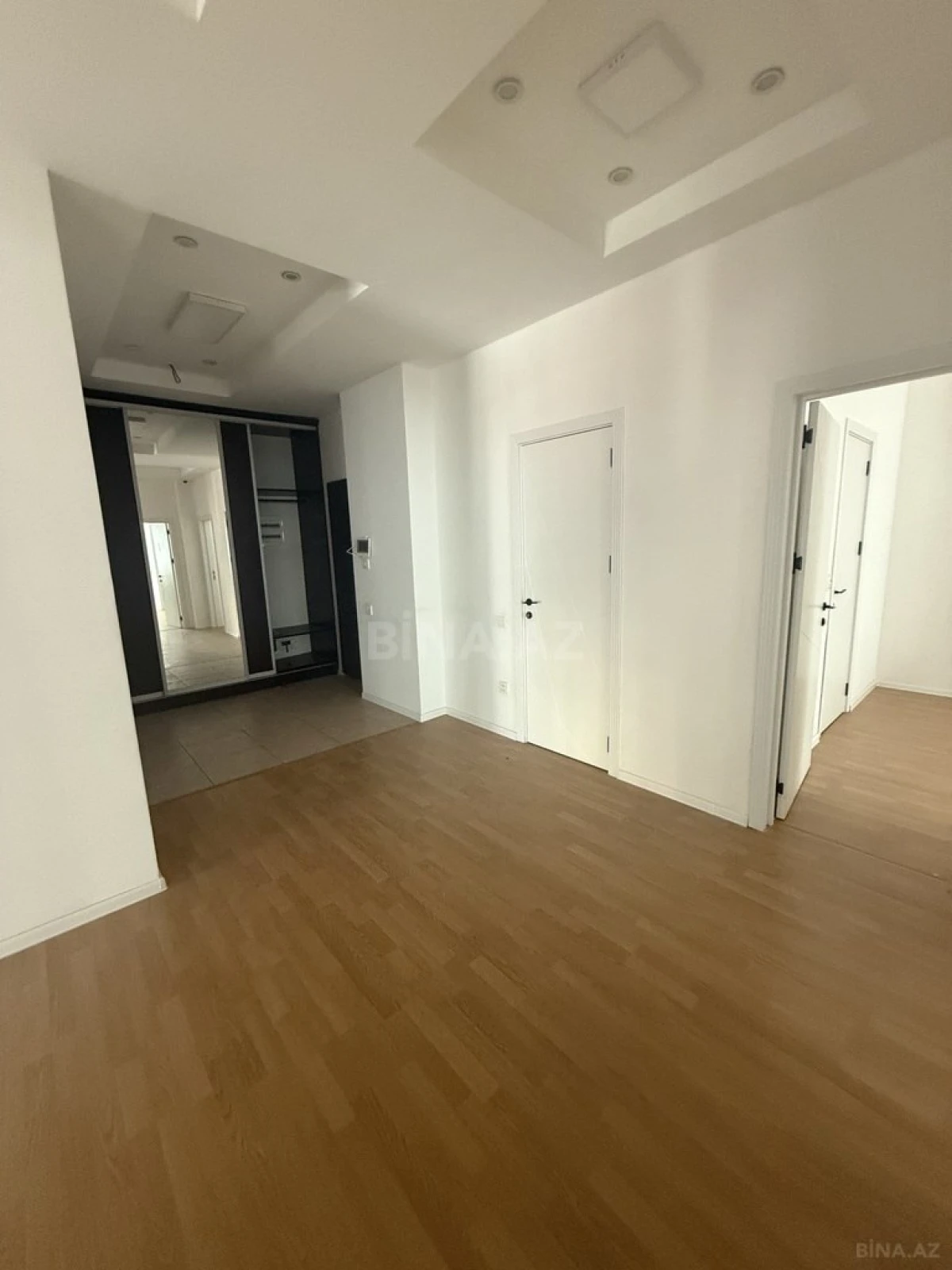 Satılır 4 otaqlı mənzil 213 m²