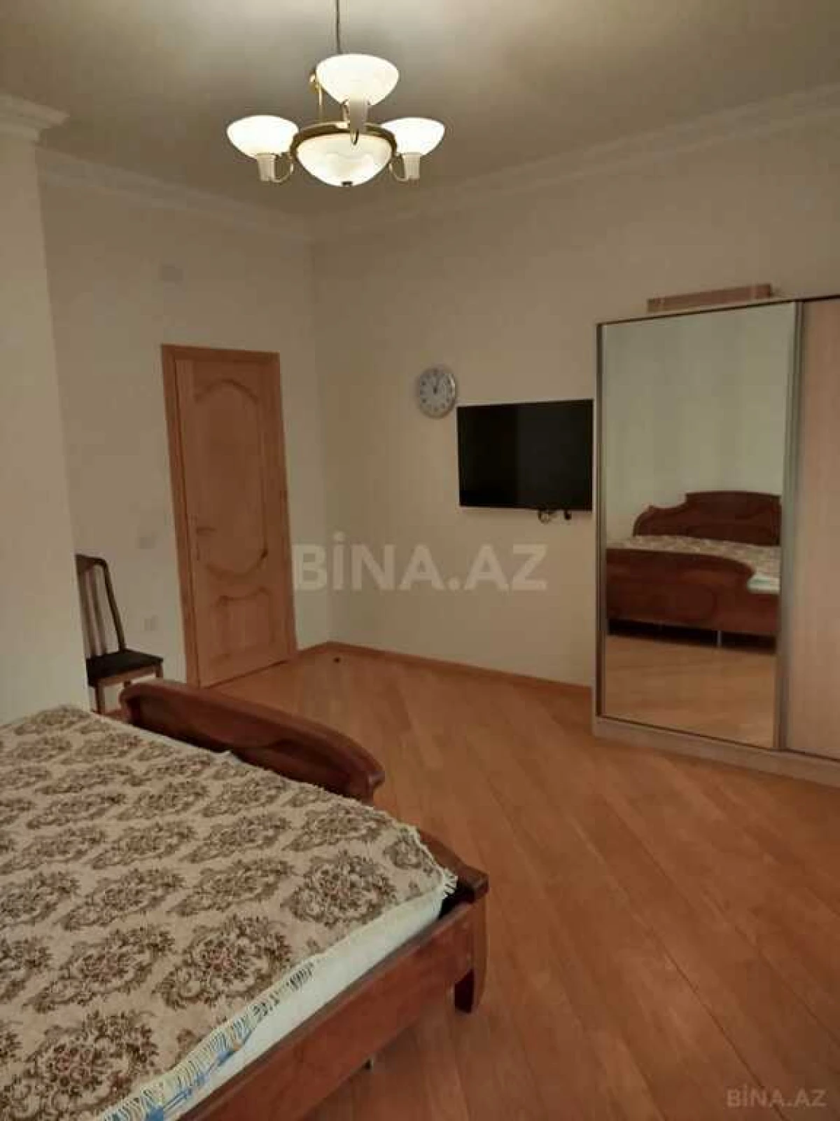 Satılır 3 otaqlı mənzil 137 m²
