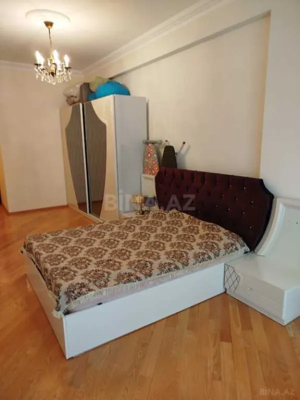Satılır 3 otaqlı mənzil 137 m²