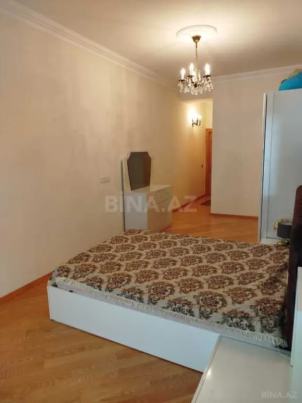 Satılır 3 otaqlı mənzil 137 m²