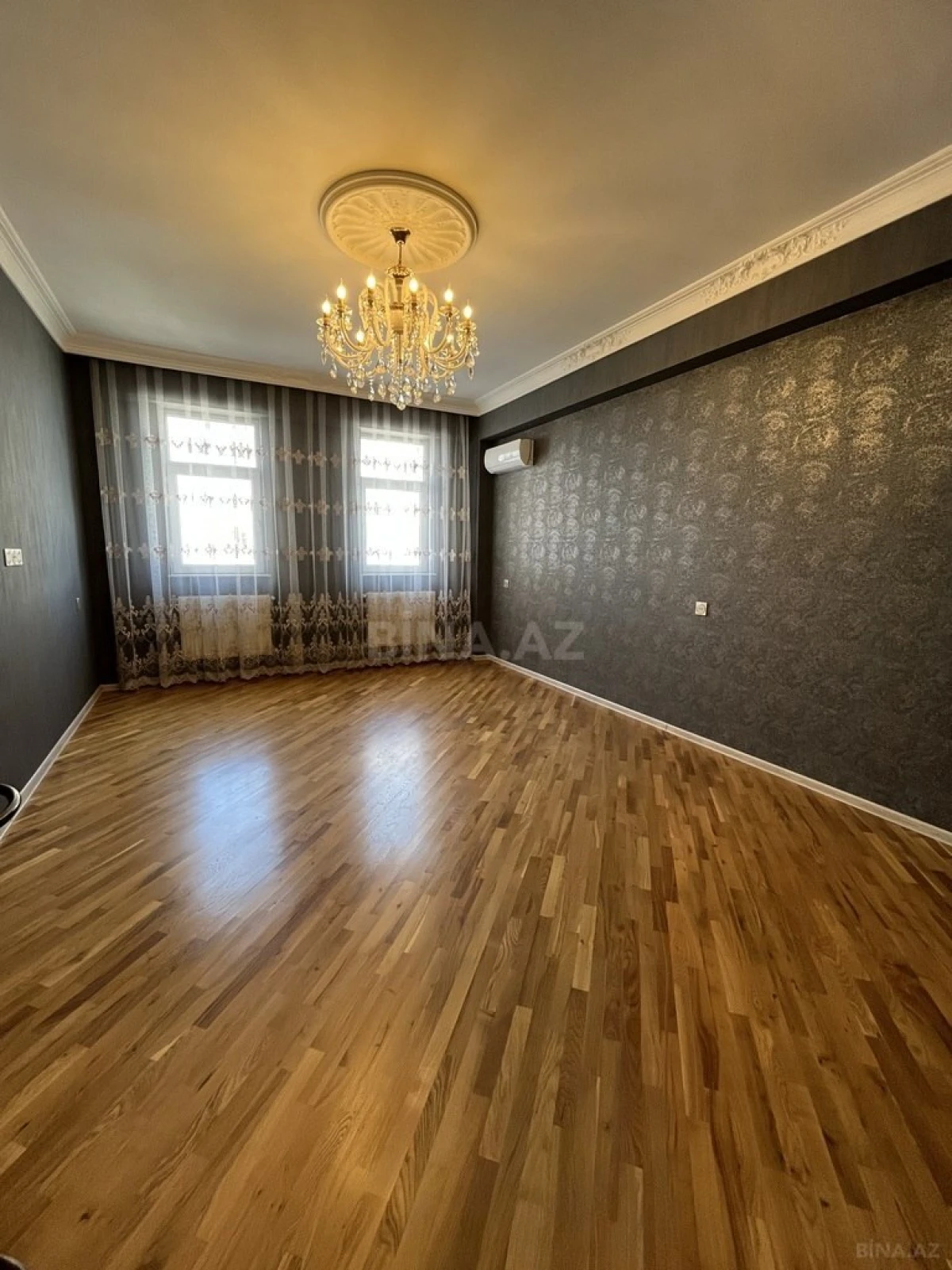 Satılır 4 otaqlı mənzil 210 m²