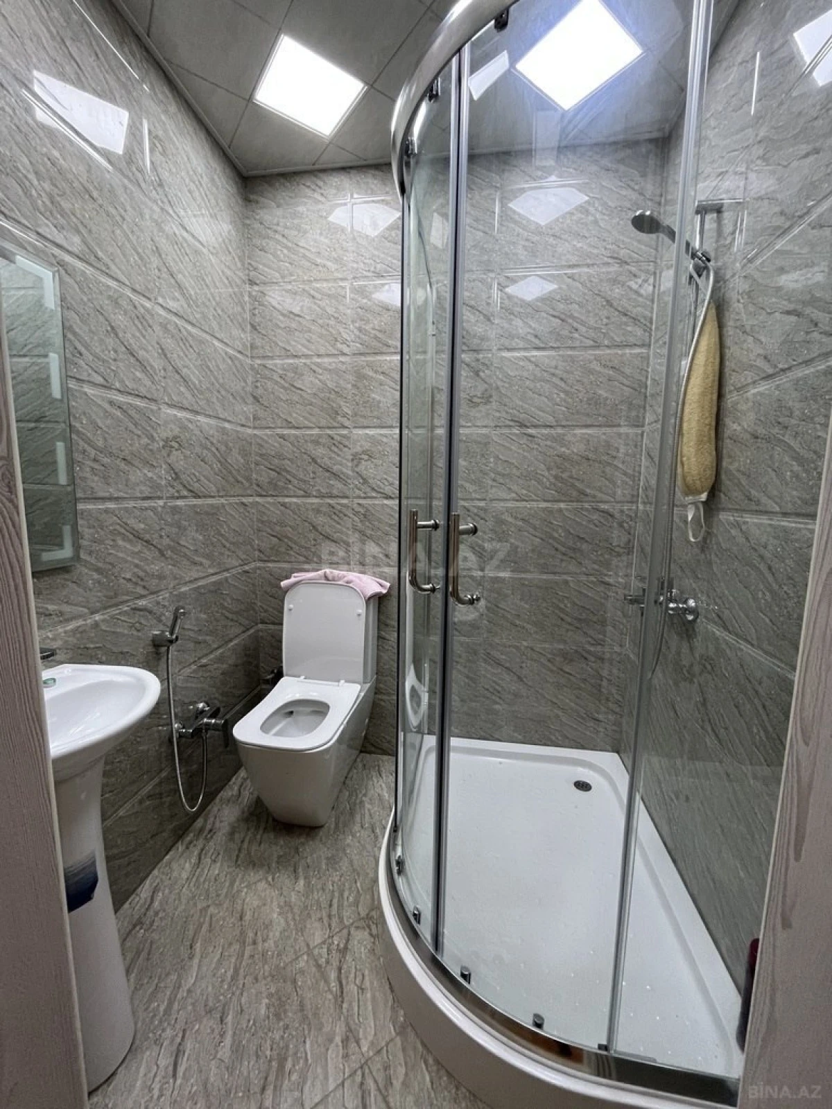 Satılır 4 otaqlı mənzil 210 m²