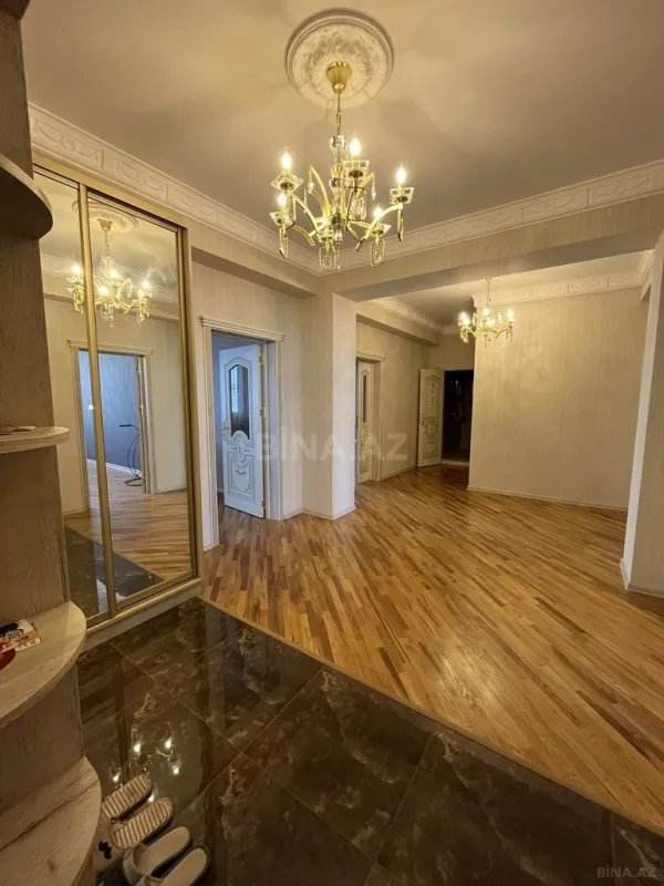 Satılır 4 otaqlı mənzil 210 m²