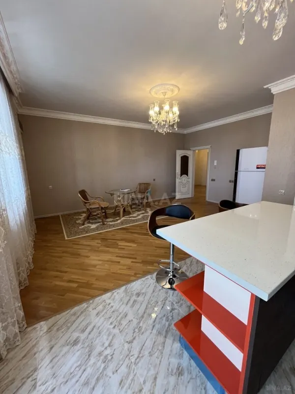 Satılır 4 otaqlı mənzil 210 m²