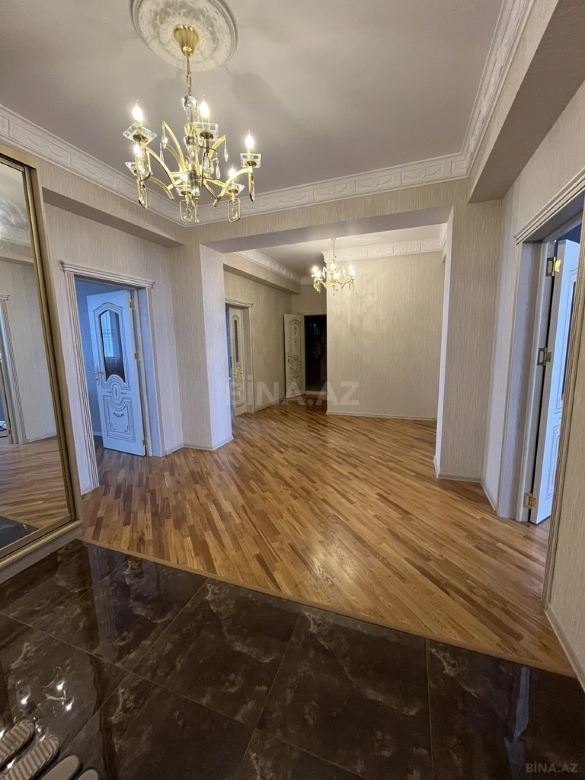 Satılır 4 otaqlı mənzil 210 m²