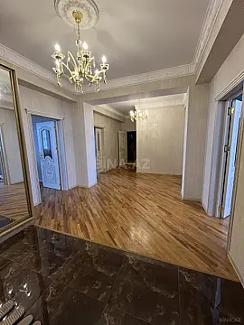 Satılır 4 otaqlı mənzil 210 m²