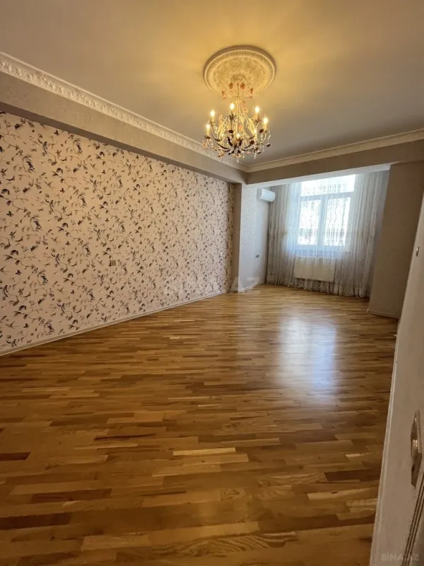 Satılır 4 otaqlı mənzil 210 m²