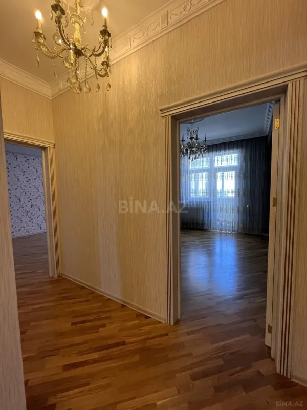 Satılır 4 otaqlı mənzil 210 m²