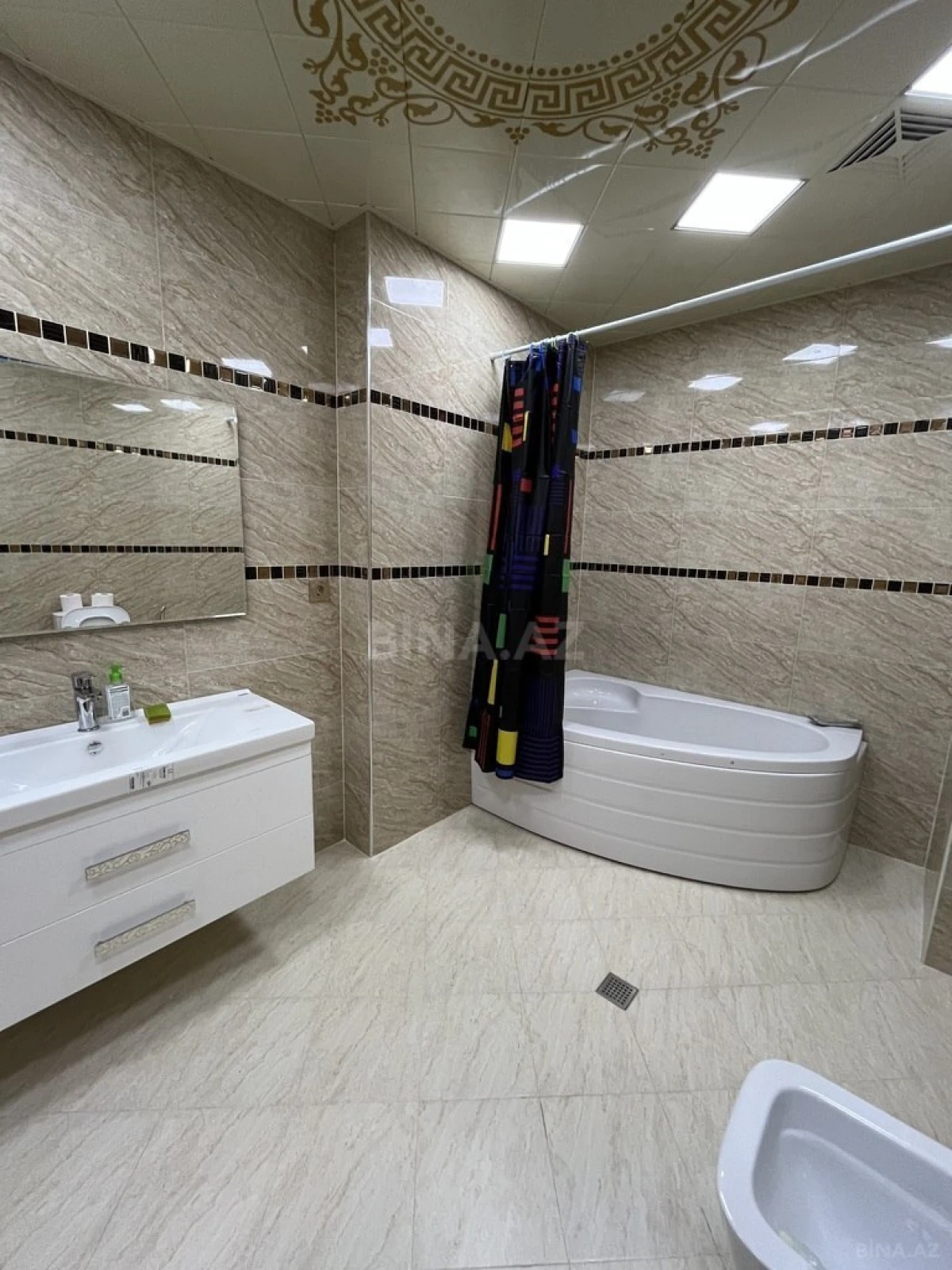 Satılır 4 otaqlı mənzil 210 m²