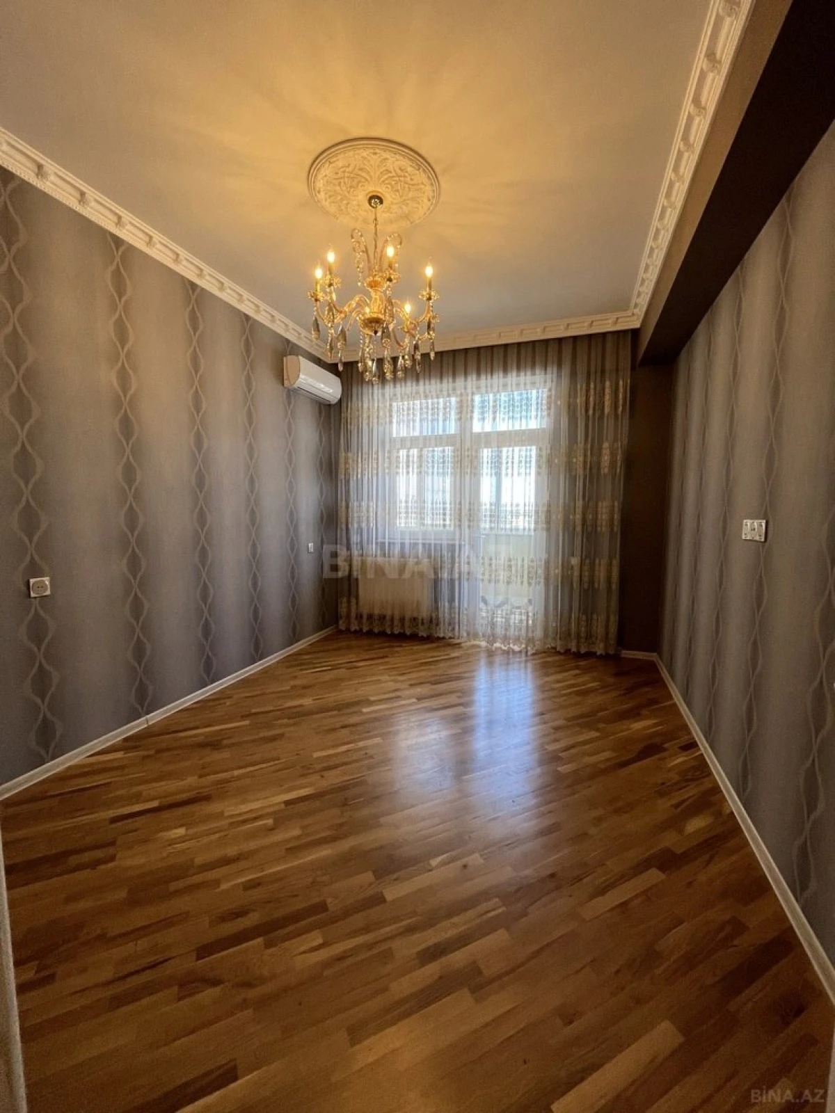 Satılır 4 otaqlı mənzil 210 m²