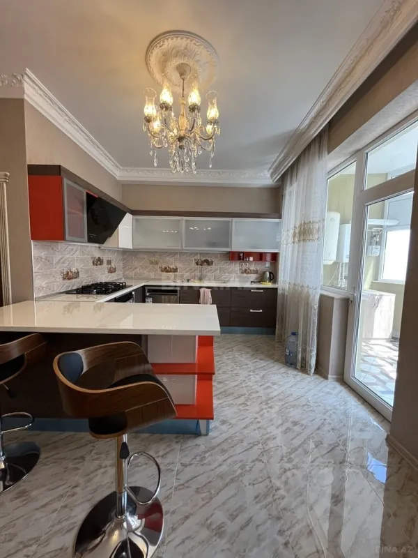 Satılır 4 otaqlı mənzil 210 m²