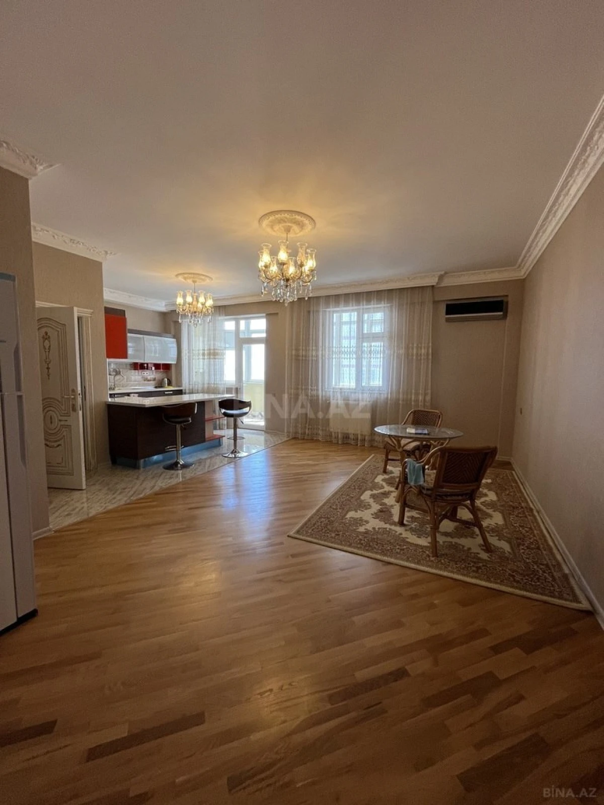 Satılır 4 otaqlı mənzil 210 m²