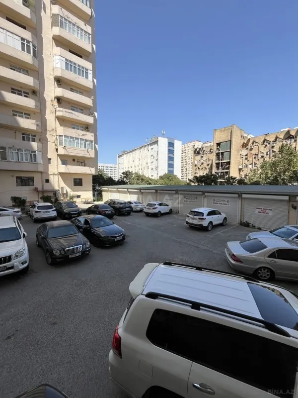 Satılır 4 otaqlı mənzil 210 m²
