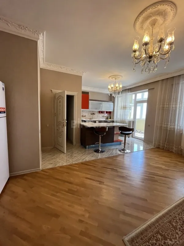 Satılır 4 otaqlı mənzil 210 m²