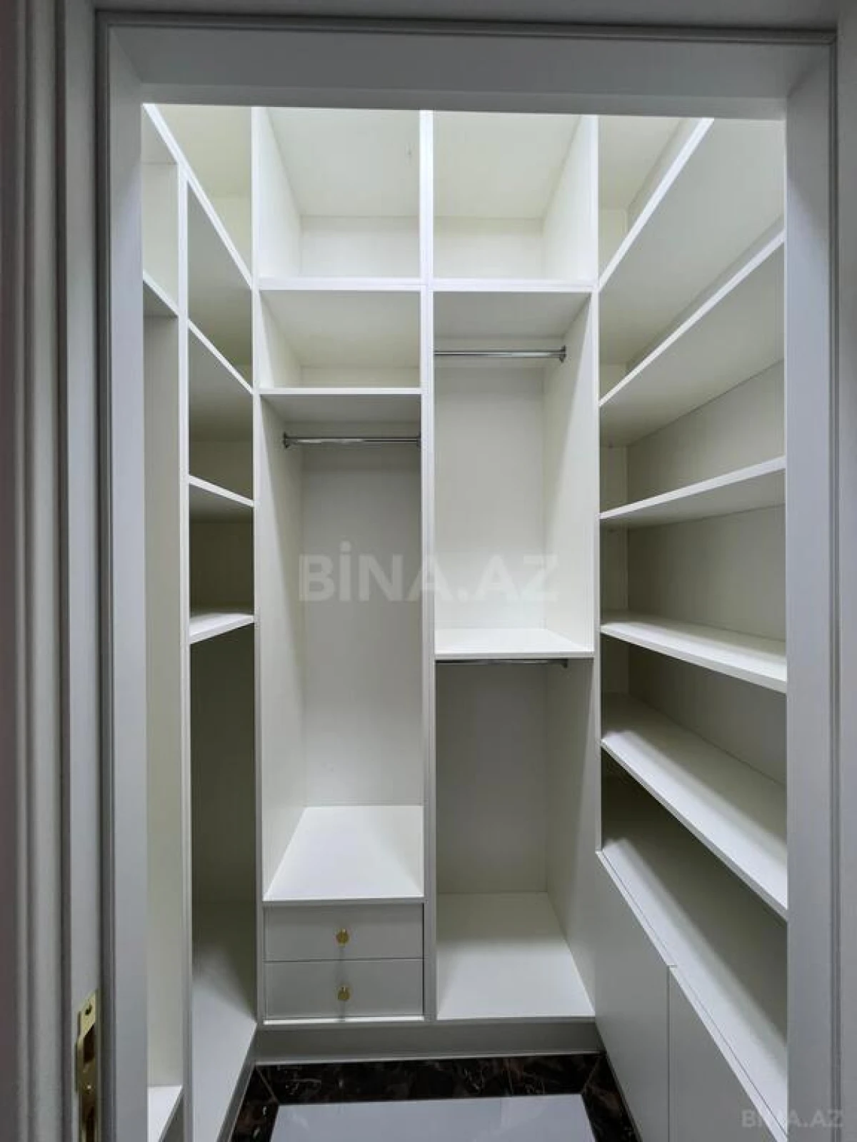 Satılır 4 otaqlı mənzil 215 m²