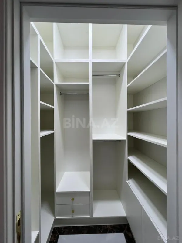 Satılır 4 otaqlı mənzil 215 m²