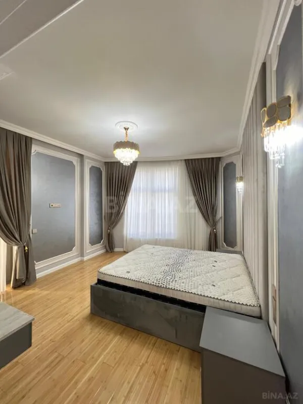 Satılır 4 otaqlı mənzil 215 m²