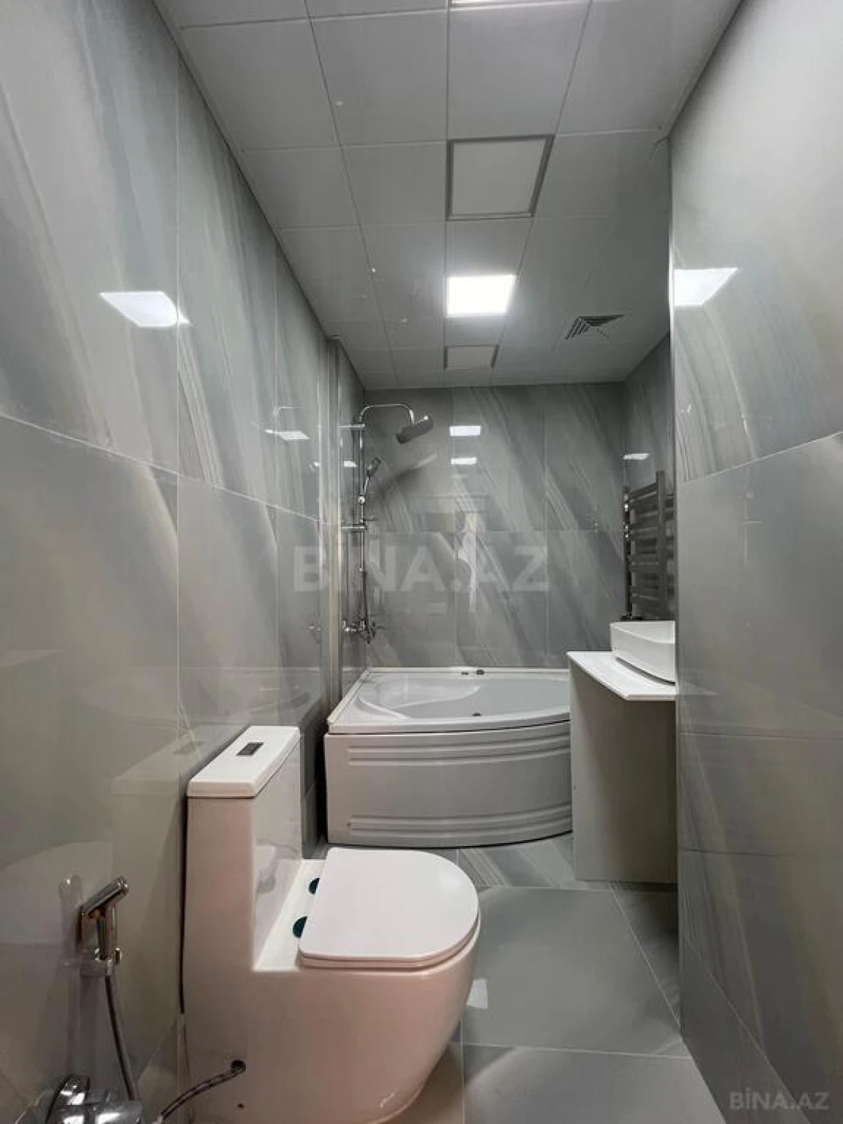 Satılır 4 otaqlı mənzil 215 m²