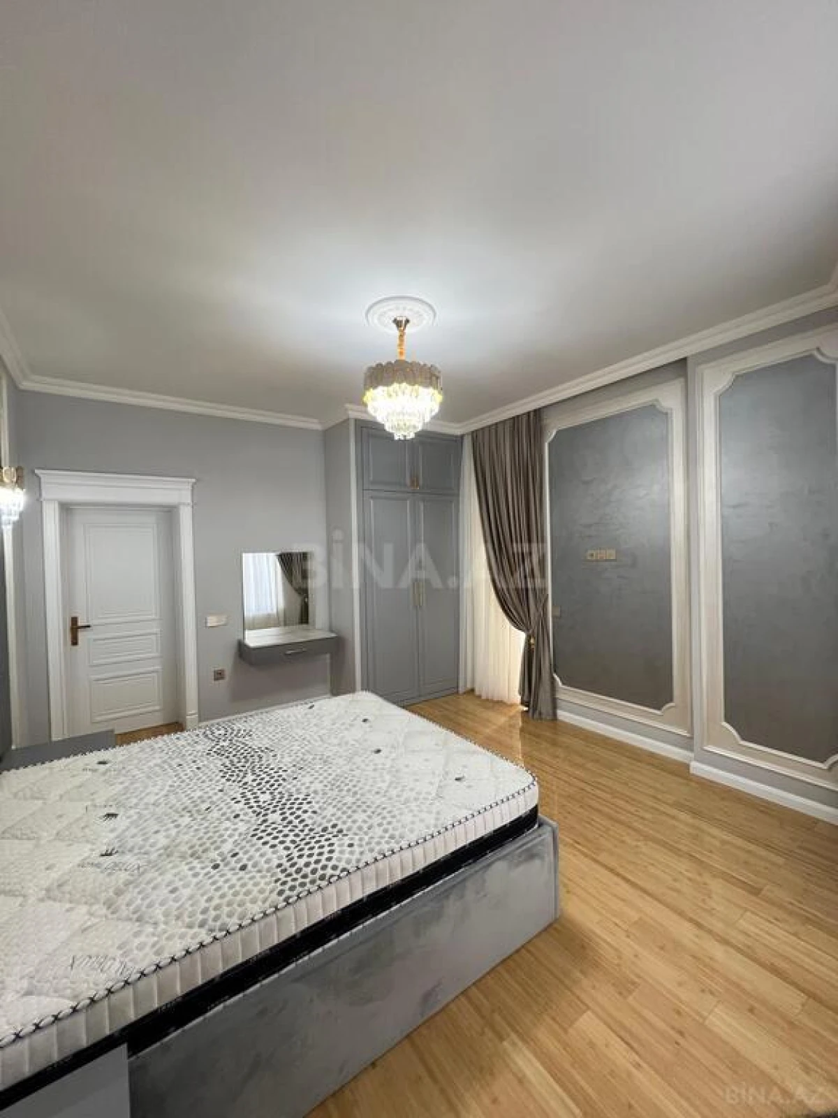 Satılır 4 otaqlı mənzil 215 m²