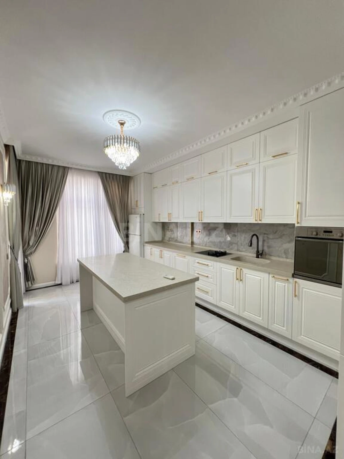 Satılır 4 otaqlı mənzil 215 m²