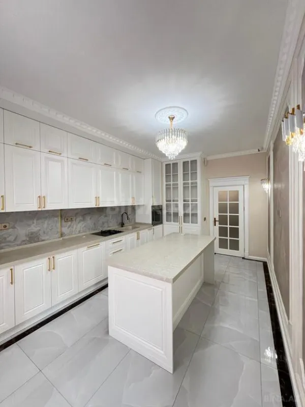 Satılır 4 otaqlı mənzil 215 m²