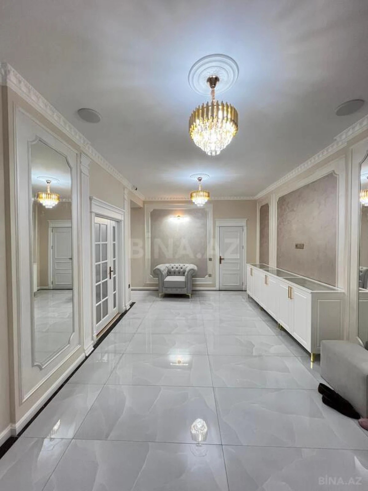 Satılır 4 otaqlı mənzil 215 m²