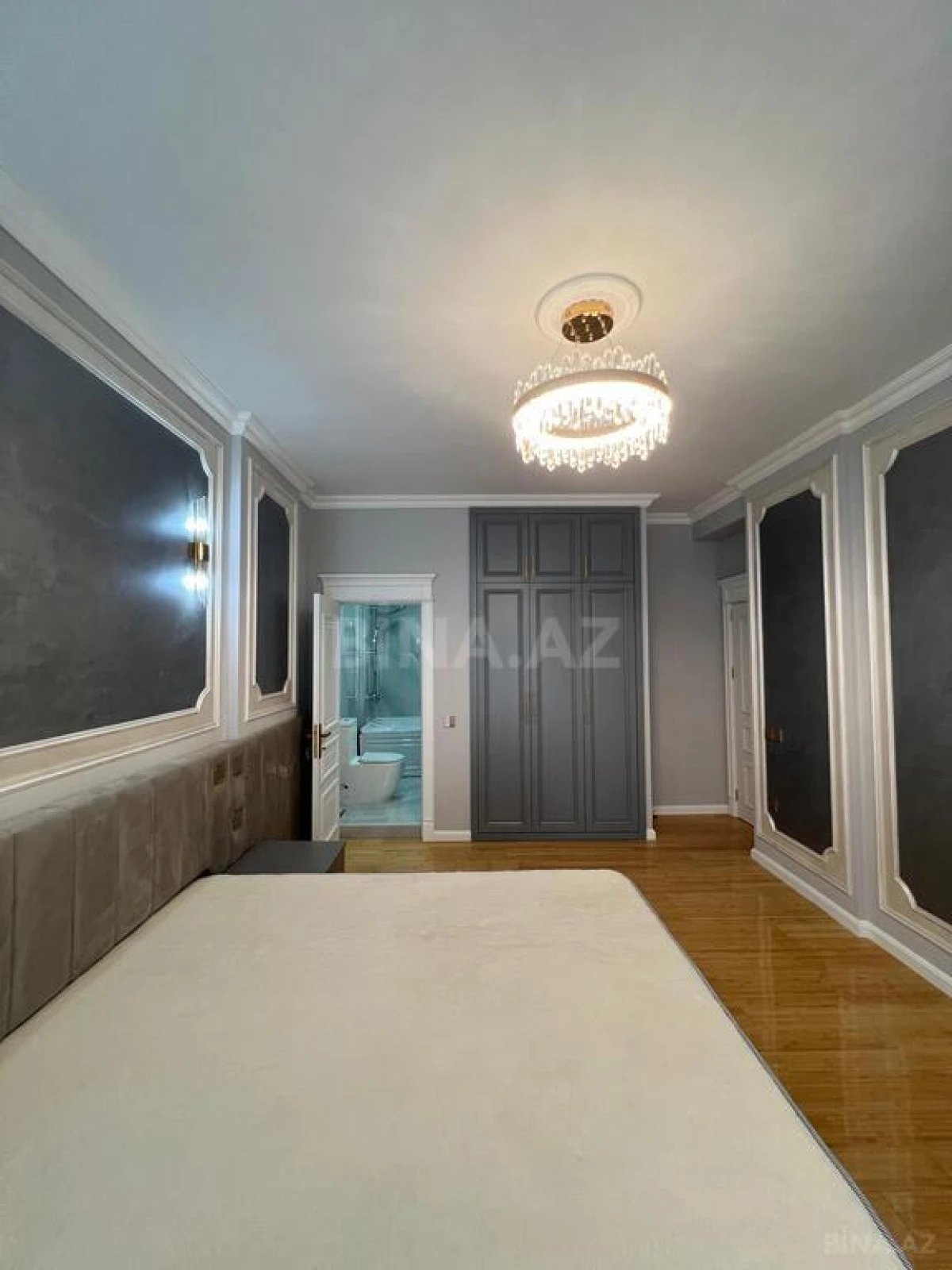 Satılır 4 otaqlı mənzil 215 m²