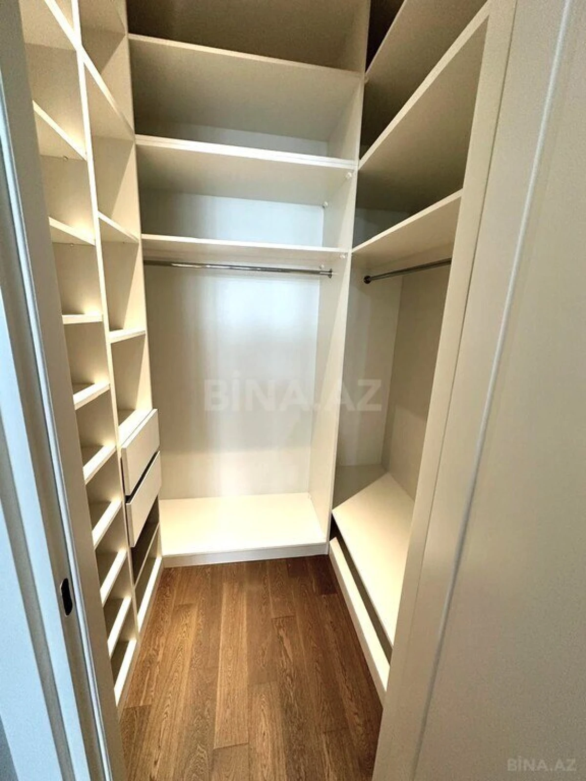 Satılır 3 otaqlı mənzil 193 m²