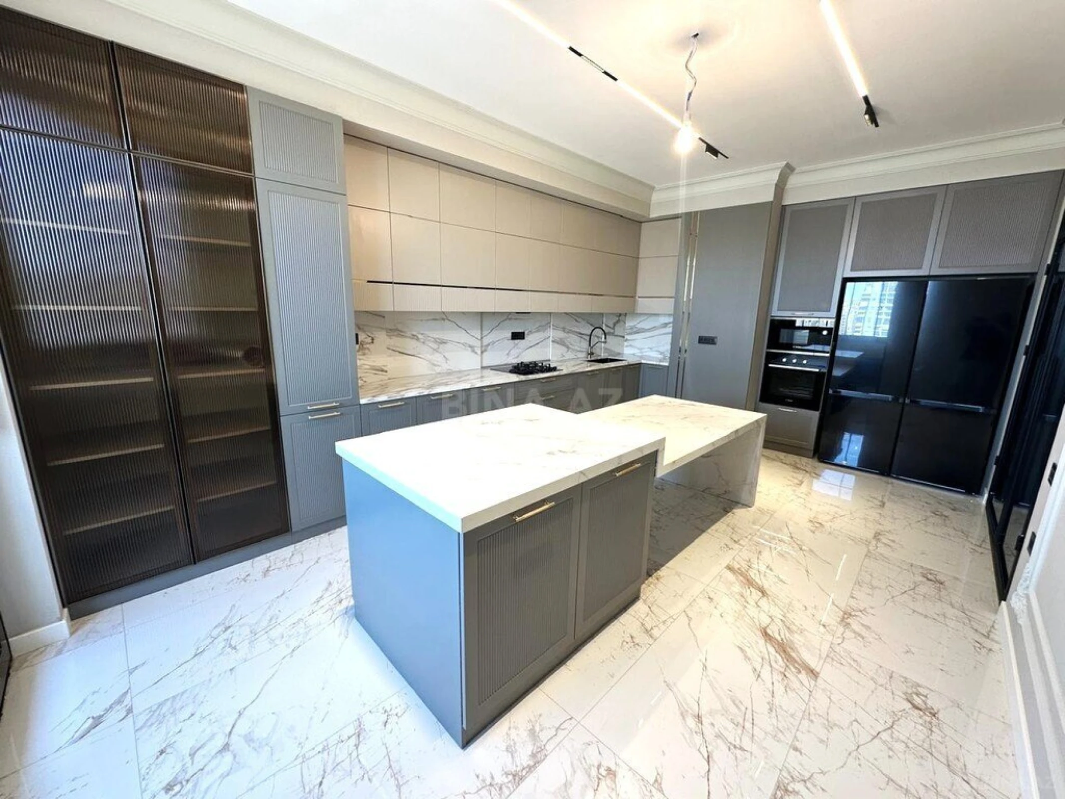 Satılır 3 otaqlı mənzil 193 m²
