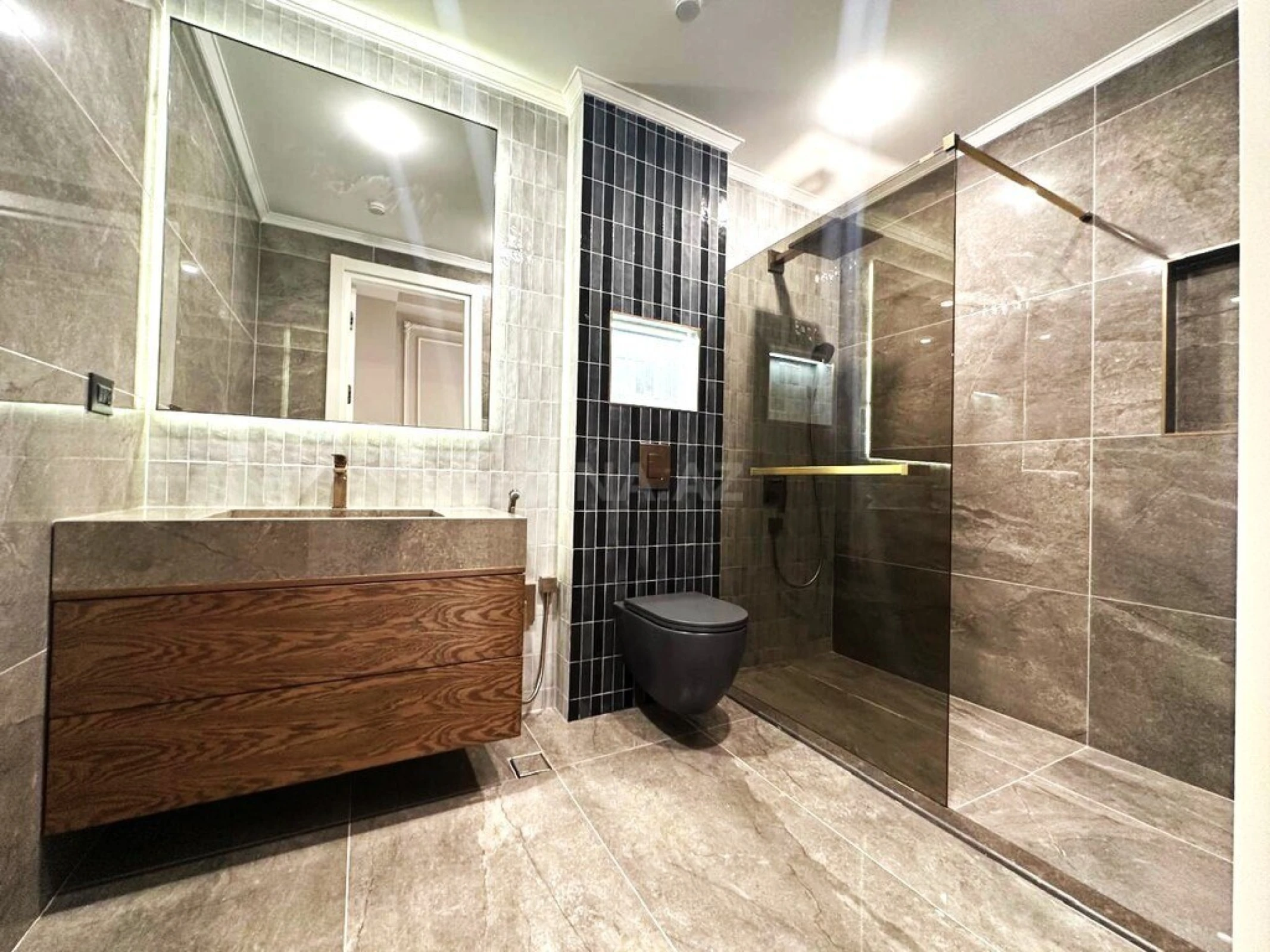 Satılır 3 otaqlı mənzil 193 m²