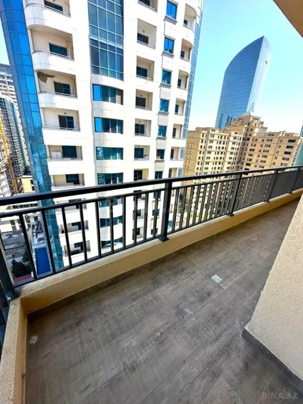 Satılır 3 otaqlı mənzil 193 m²