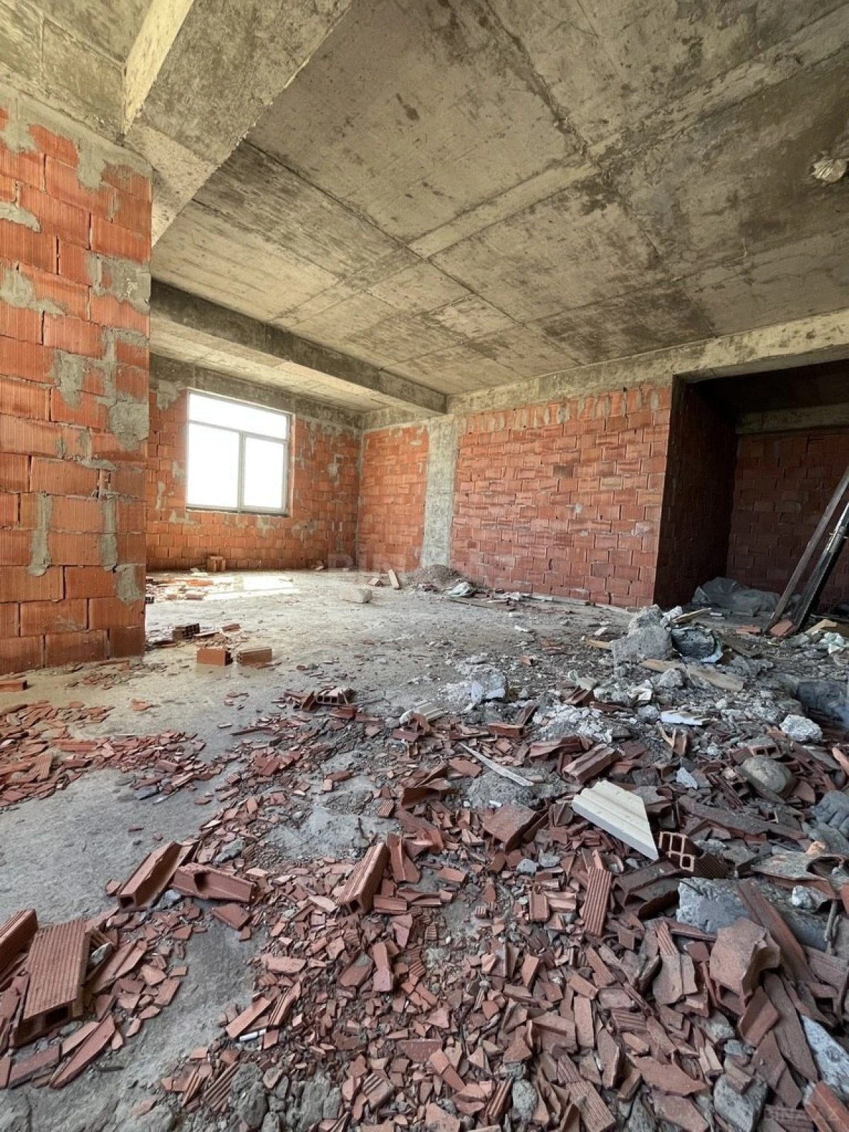 Satılır 1 otaqlı mənzil 71 m²