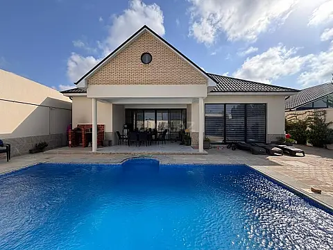 Satılır 5 otaqlı həyət evi 265 m²